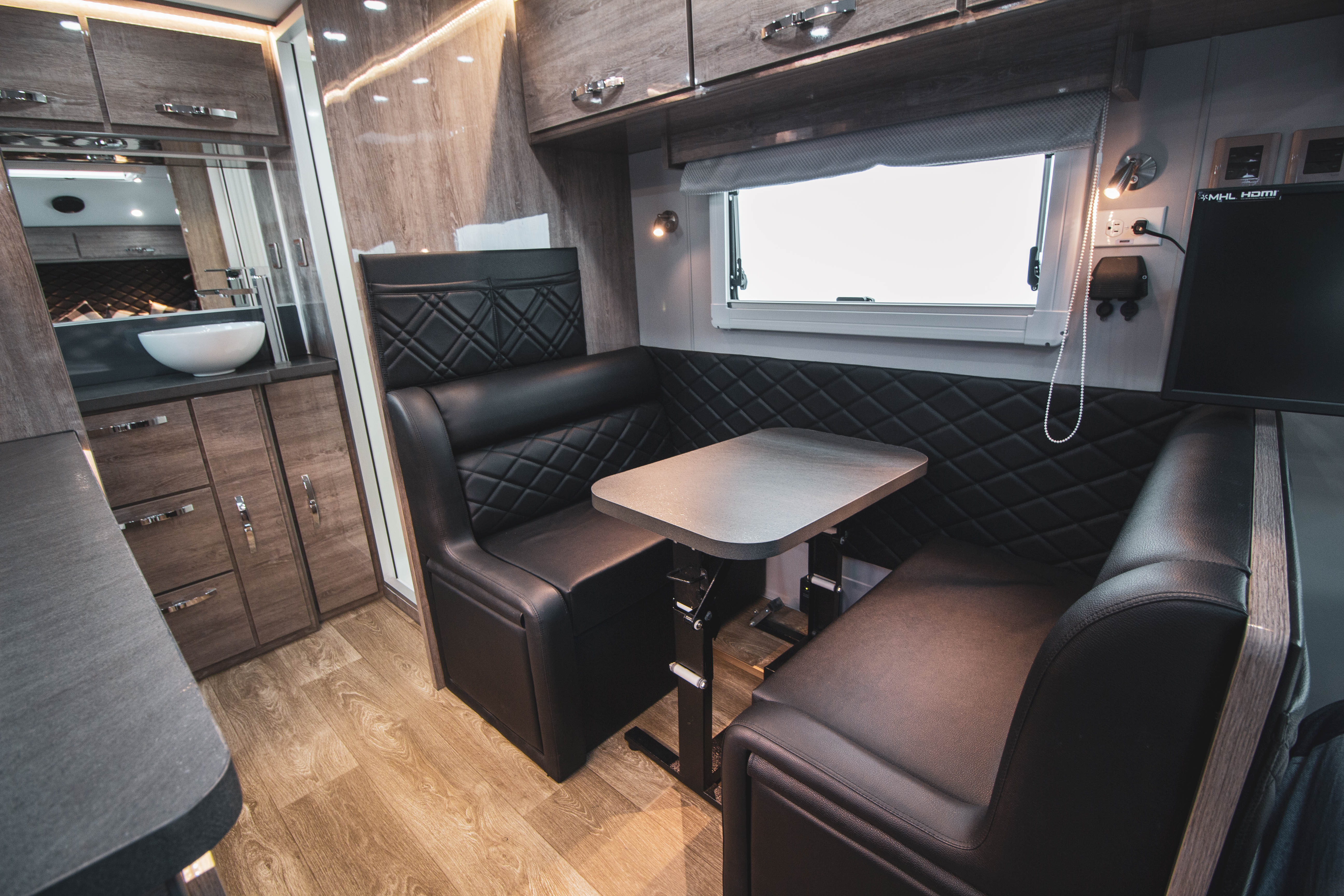 黑系智能装备(威海)有限公司-黑系房车hq15旅居挂车