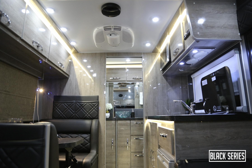 黑系智能装备(威海)有限公司-黑系房车hq15旅居挂车